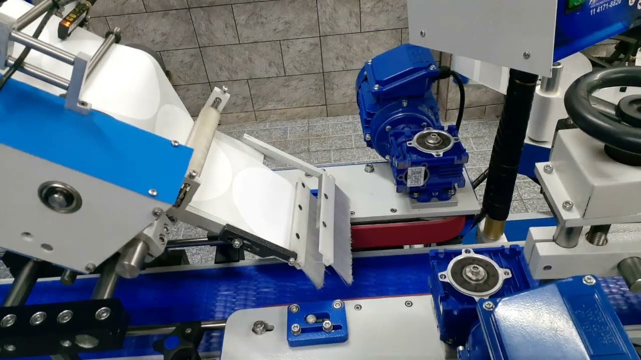 Máquina rotuladora superior automática Delta em operação